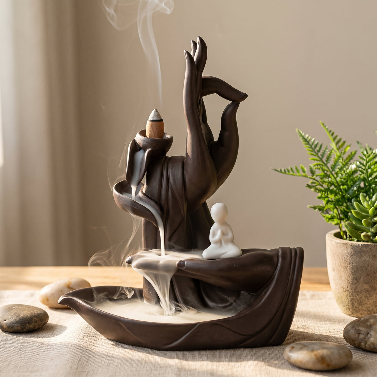 Cascade d'encens Bouddha modèle moine méditant, fumée en cascade