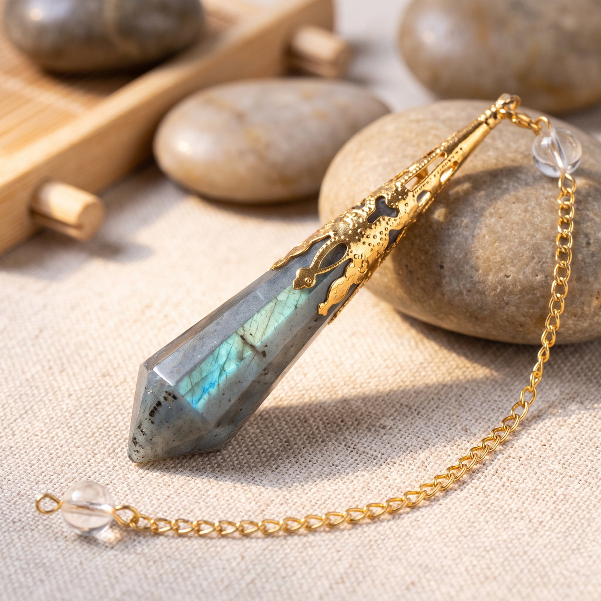 Pendule labradorite finition dorée, gros plan