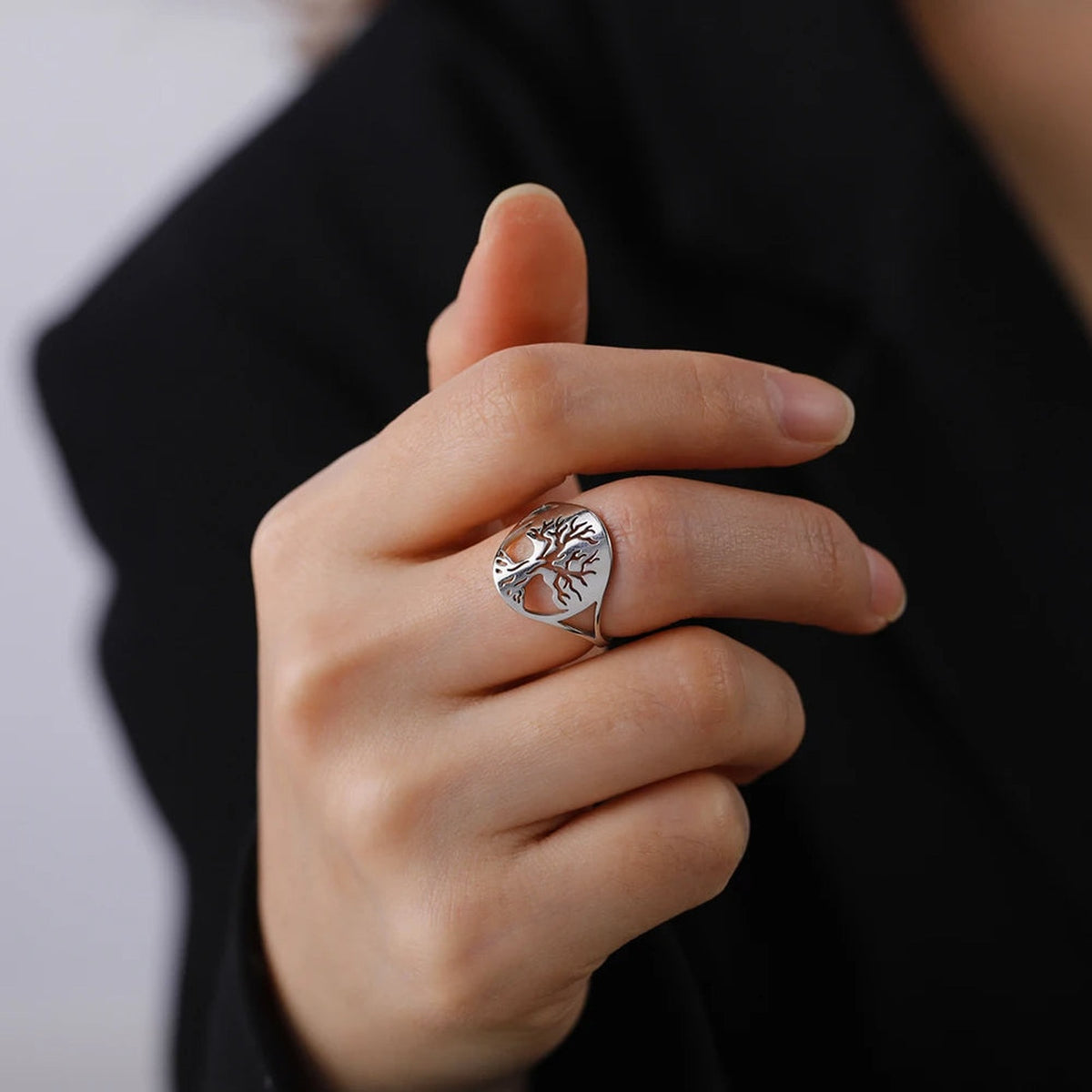 Bague arbre de vie en acier inoxydable portee au doigt