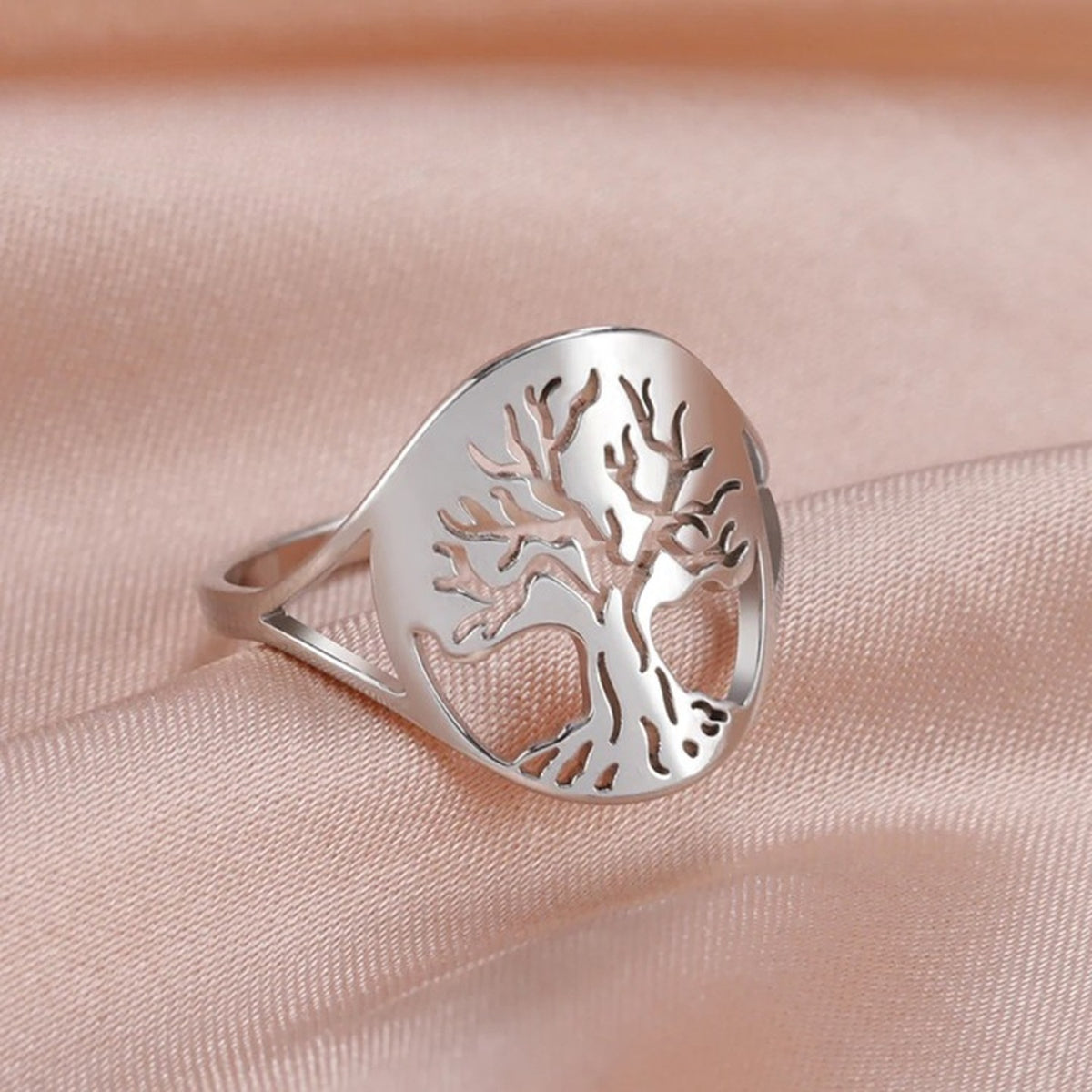 Bague arbre de vie en acier inoxydable posee sur tissu