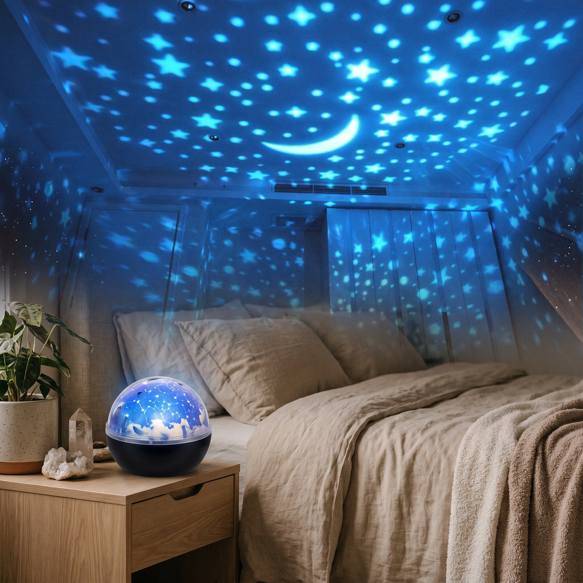 Lampe projetant un ciel étoilé sur le plafond d'une chambre cosy