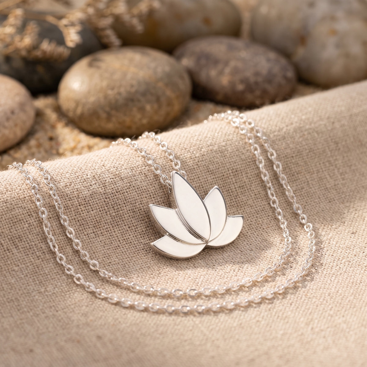 Collier fleur de lotus argenté, gros plan