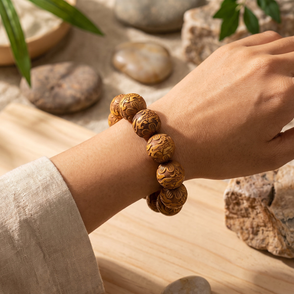 Bracelet bois de santal chien-fu porté au poignet