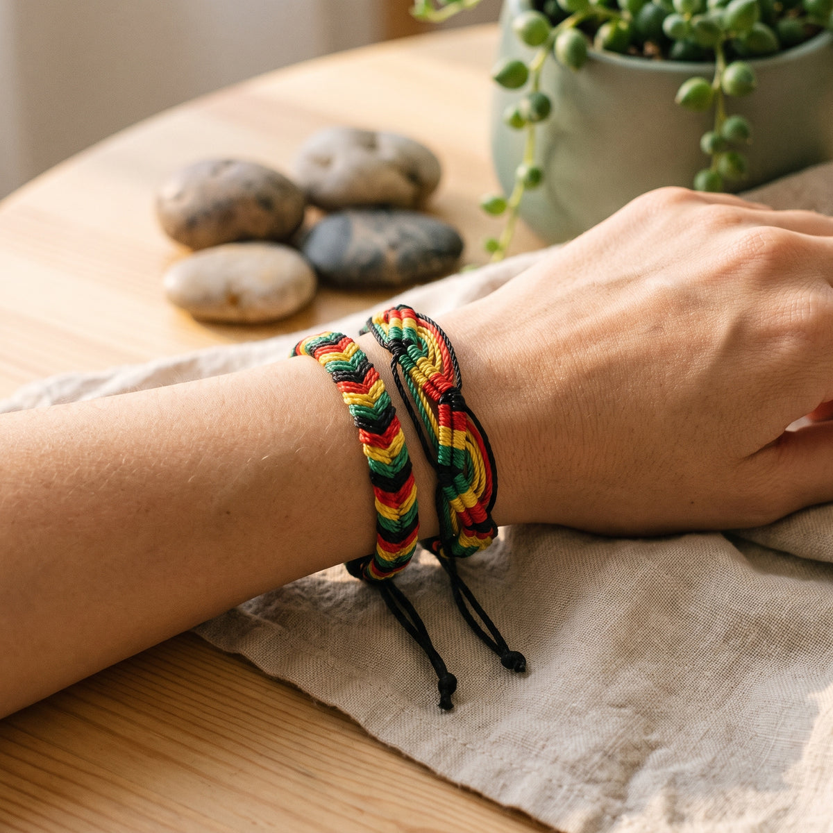 Bracelets brésiliens Rasta portés au poignet, gros plan sur le fil tressé
