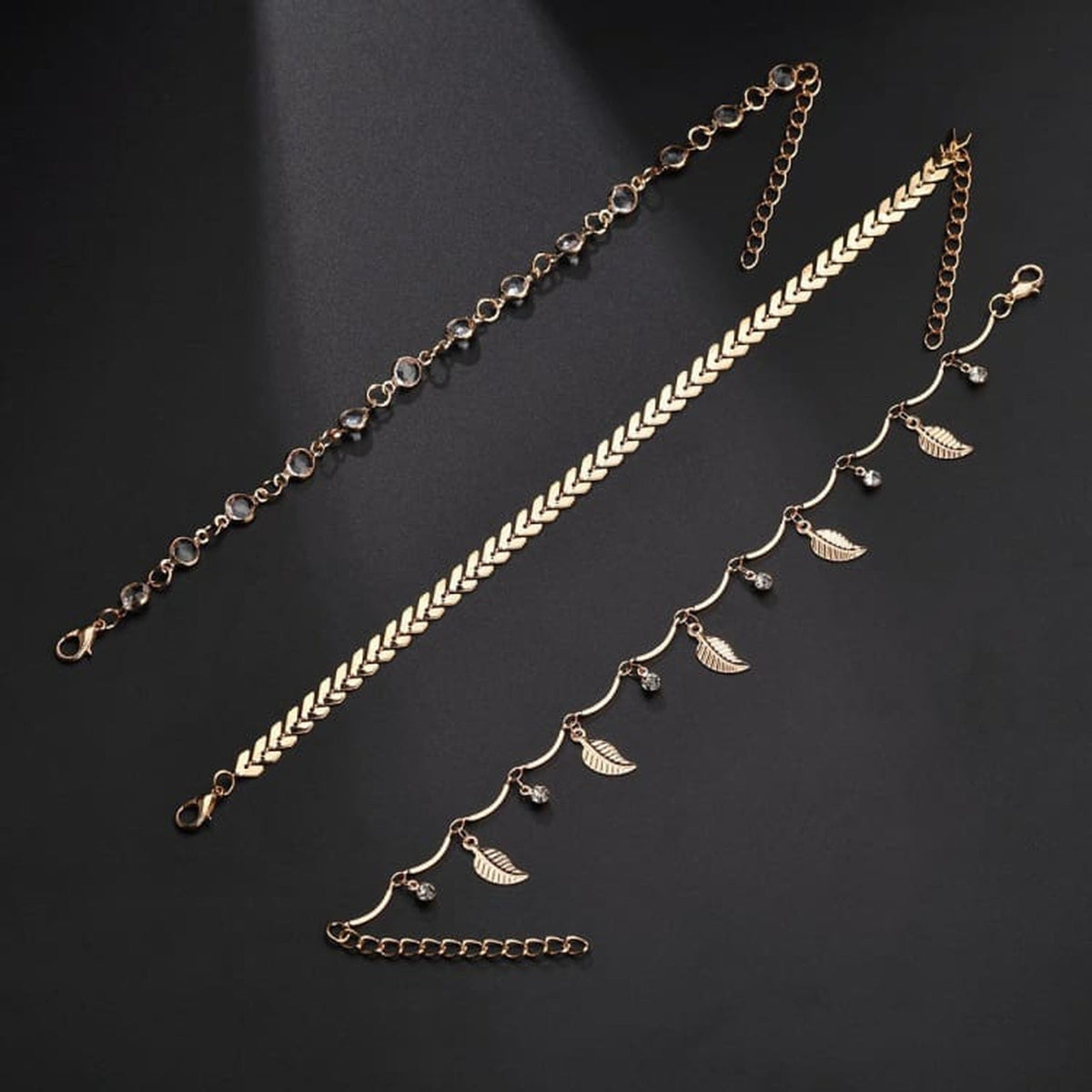 Bracelet de cheville boheme dore en presentation diagonale, cristaux sertis et chaine a chevrons