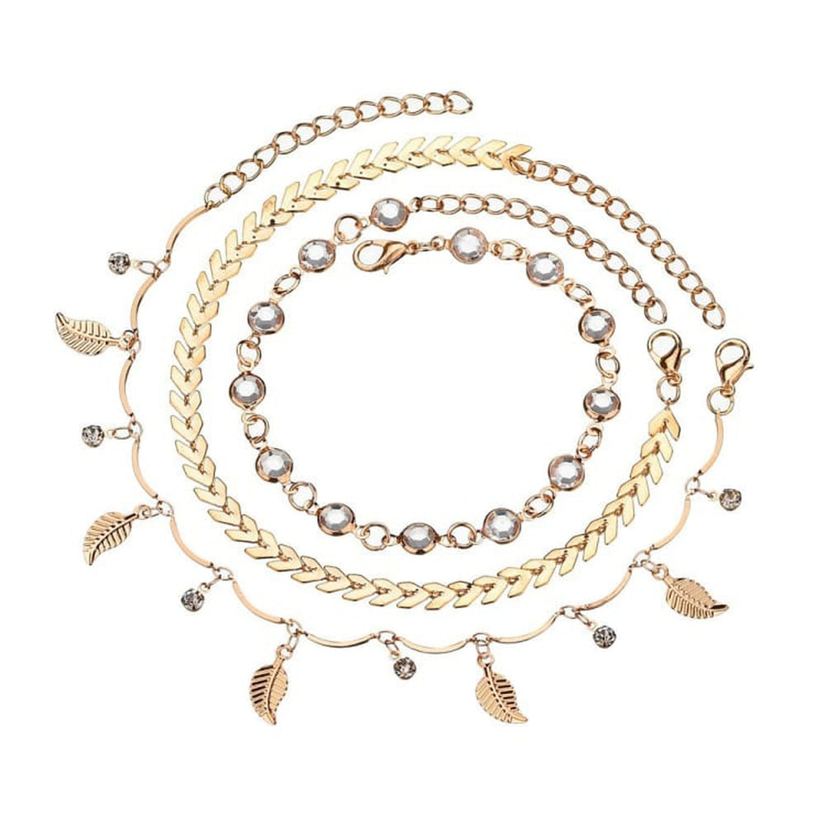 Bracelet de cheville boheme triple rang sur fond blanc, trois chaines superposees et fermoirs mousquetons