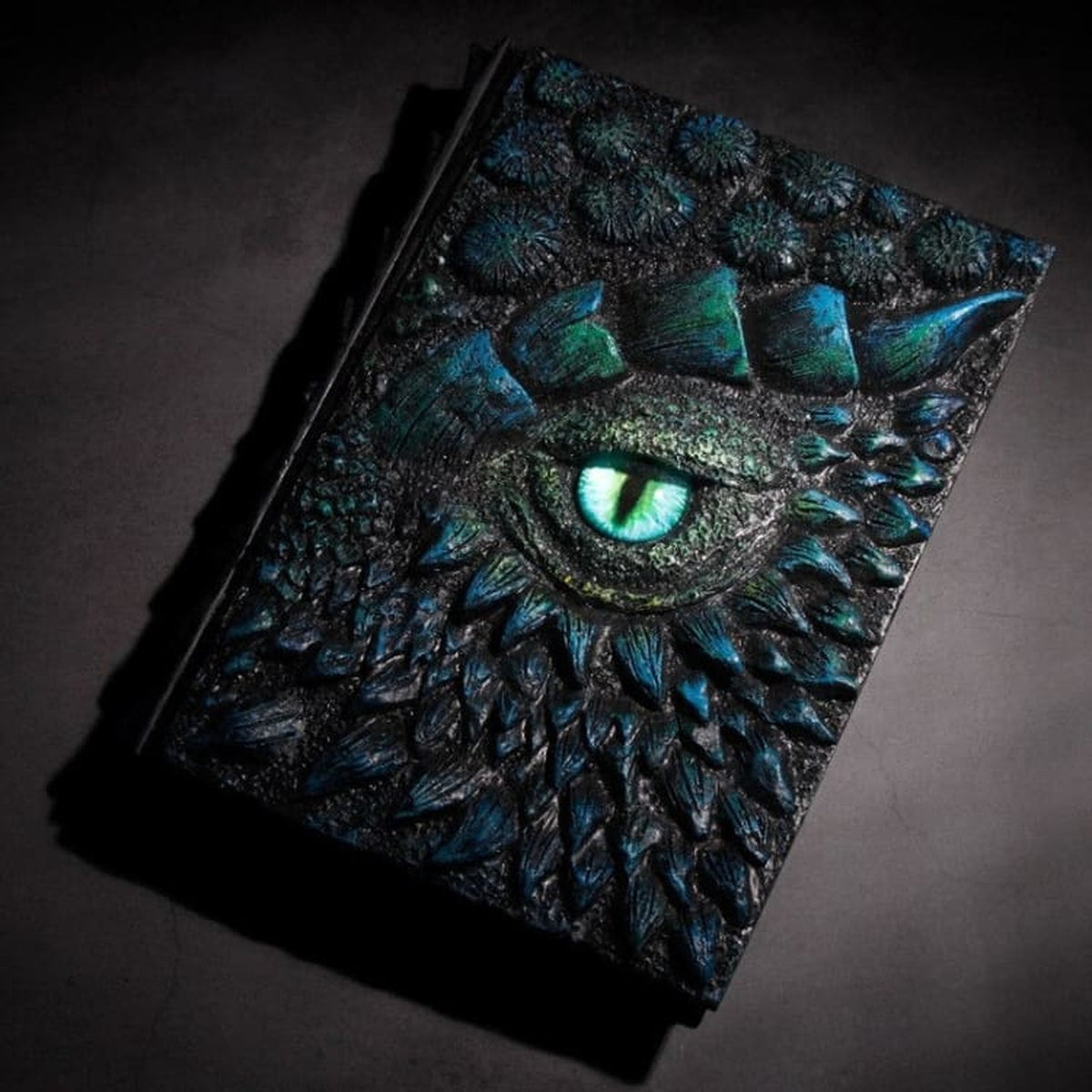Carnet de notes Dragon Œil de Dragon Bleu fermé sur fond sombre