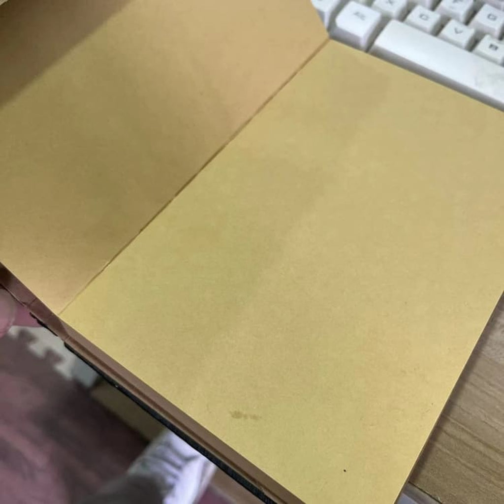 Pages beiges du carnet de notes dragon ouvertes devant un clavier