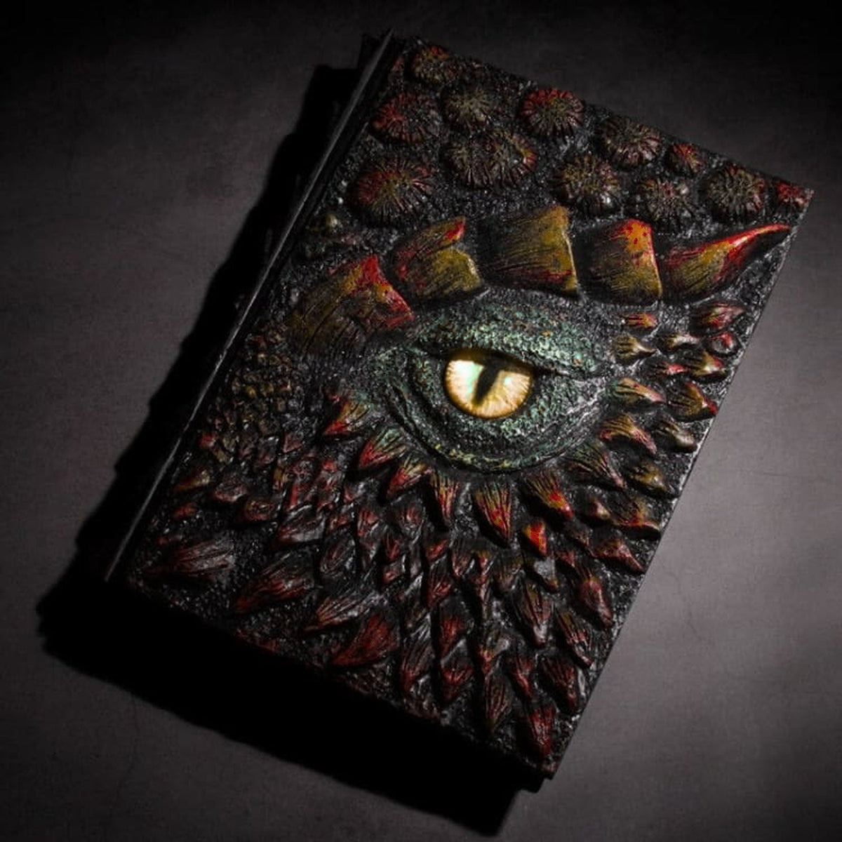 Carnet de notes Dragon Rouge fermé sur fond sombre