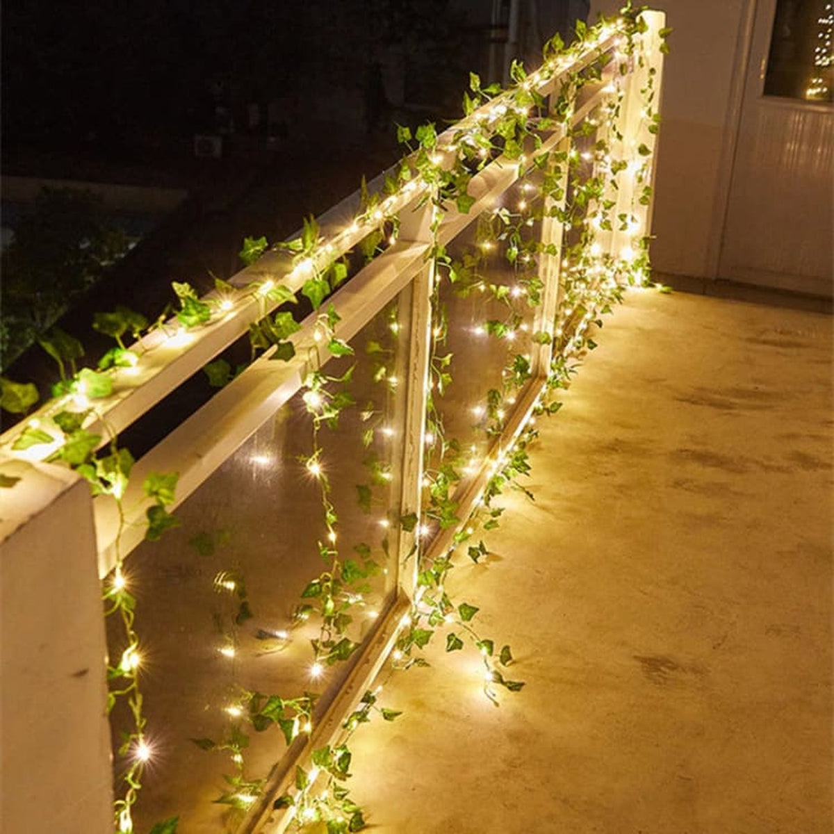 Guirlande feuille de vigne lumineuse sur un mur