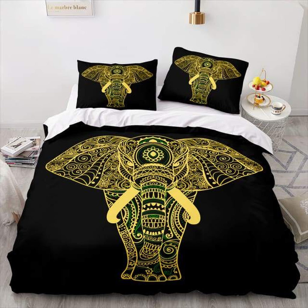 Housse de couette noire à grand motif éléphant jaune doré et vert mise en scène sur un lit