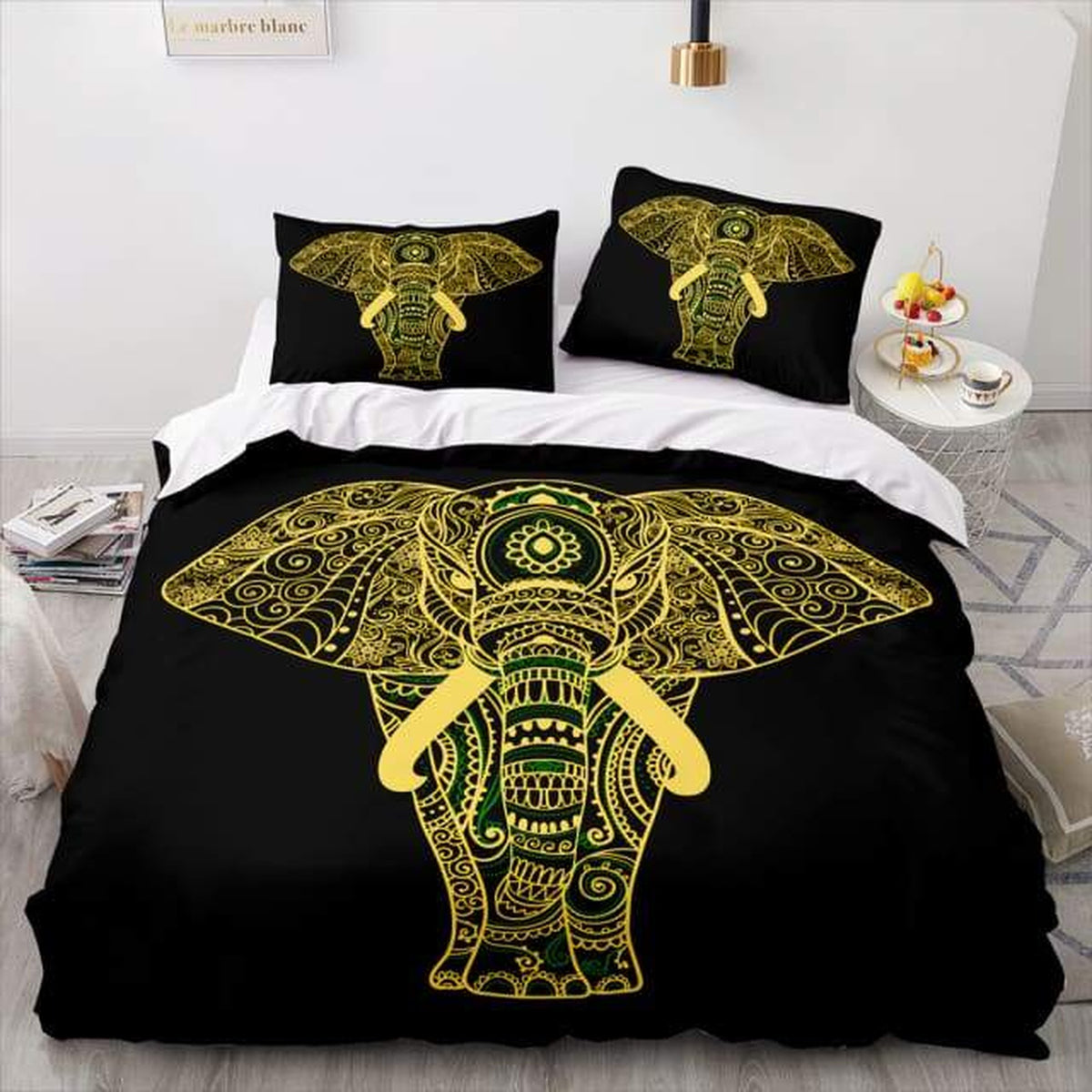 Housse de couette noire à grand motif éléphant jaune doré et vert mise en scène sur un lit