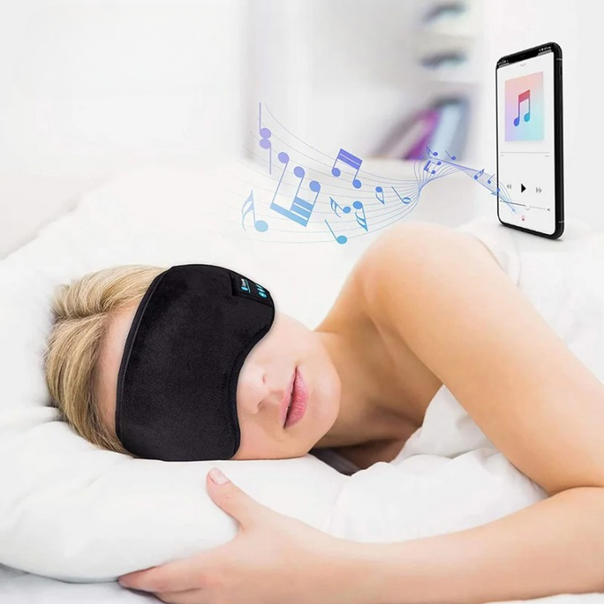 Masque de sommeil Bluetooth sur une femme dormant sur un oreiller blanc Image