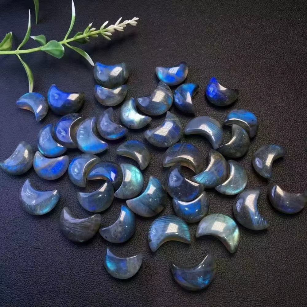 Labradorite en Forme de Demi Lune sur fond noir Image