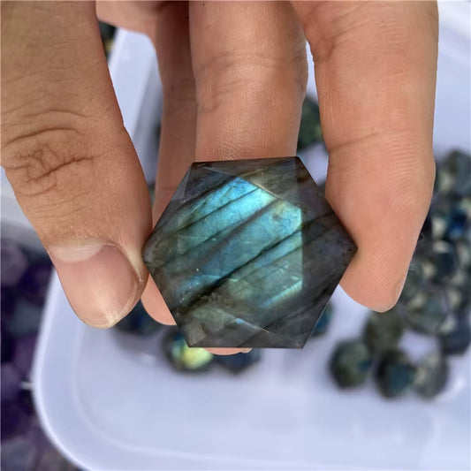 Labradorite Taillée en Forme d’Étoile dans la main d'une personne