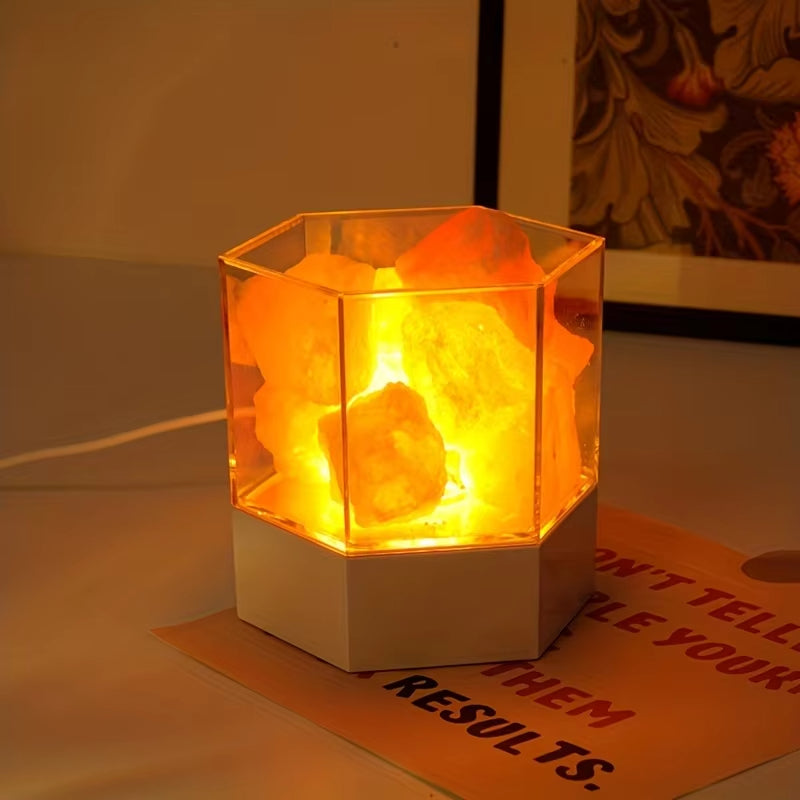 Lampe d’Ambiance Hexagonale en Pierre de Sel éclairée sur un meuble