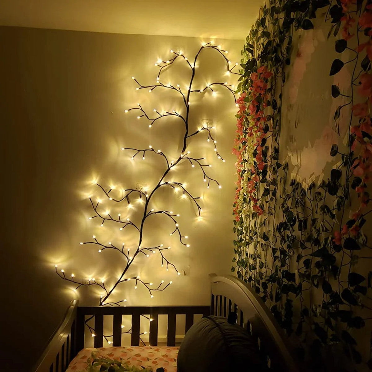 Lampe murale arbre de vigne allumée dans une ambiance tamisée, LED chaudes