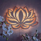 Lampe d'ambiance murale en forme de fleur de lotus éclairé sur un mur avec des fleurs