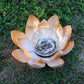 Lampe d'ambiance solaire pour jardin en forme de fleur de lotus posé sur l'herbe