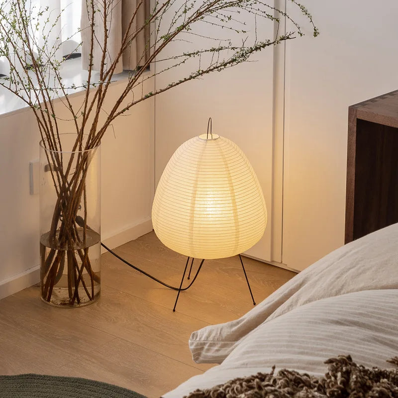 Lampe d'ambiance de style japonais en papier sur trépied