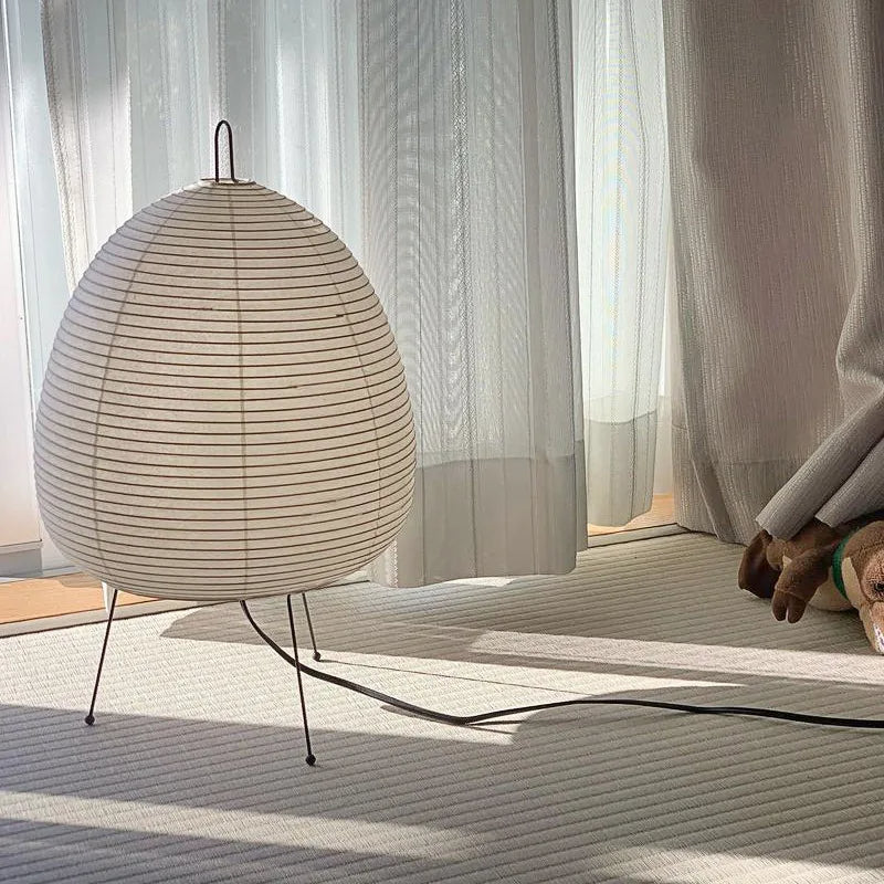Lampe d'ambiance de style japonais en papier sur trépied