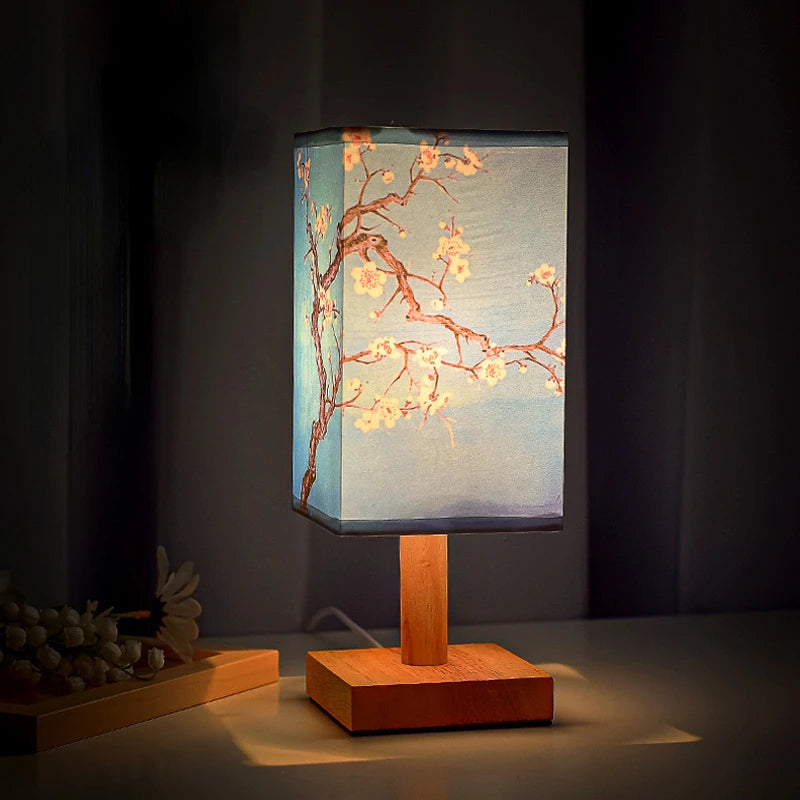 Lampe zen bleue de style chinois avec imprimés de fleurs sur une table sur fond gris