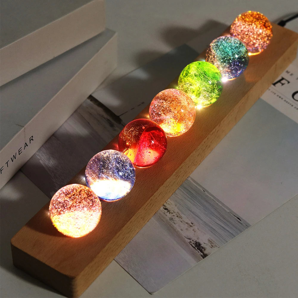 Lampe zen LED sept chakras avec boules de cristal sur fond gris