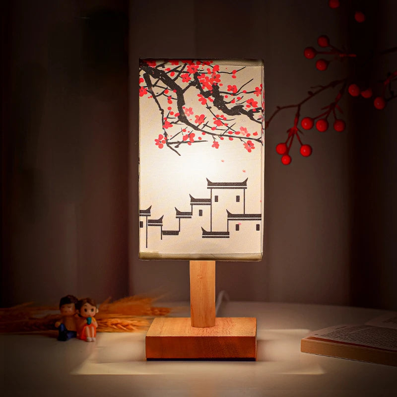 Lampe zen de style chinois avec imprimés de fleurs sur une table sur fond gris sombre Image
