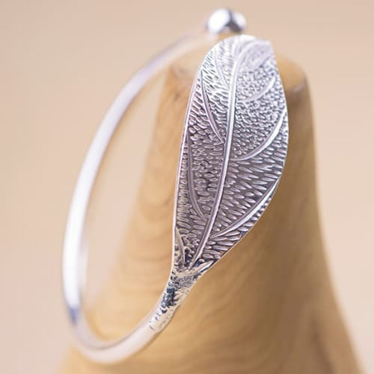 Bracelet Jonc Feuille Argenté sur présentoir en bois