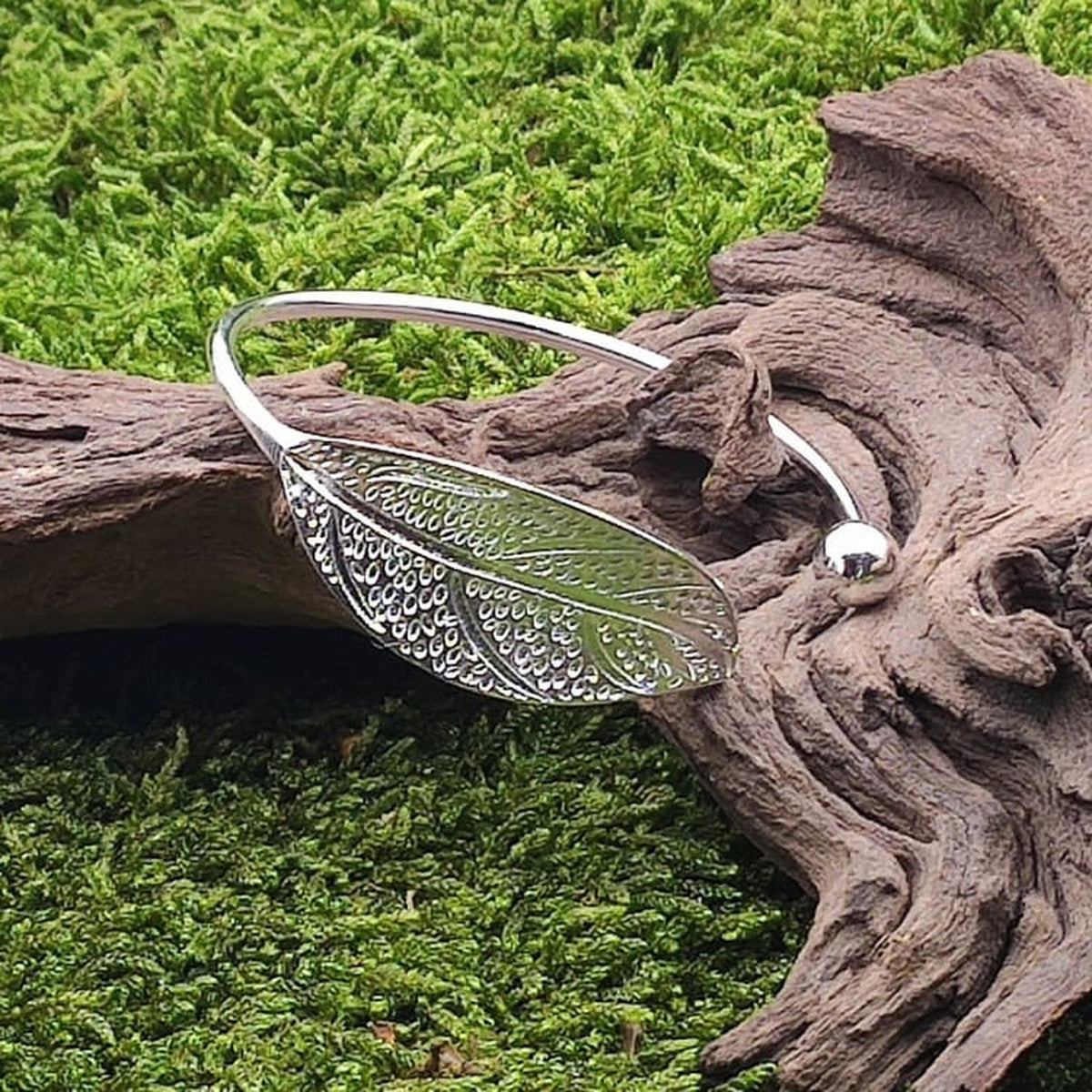 Bracelet Jonc Feuille Argenté - détail de la feuille texturée martelée