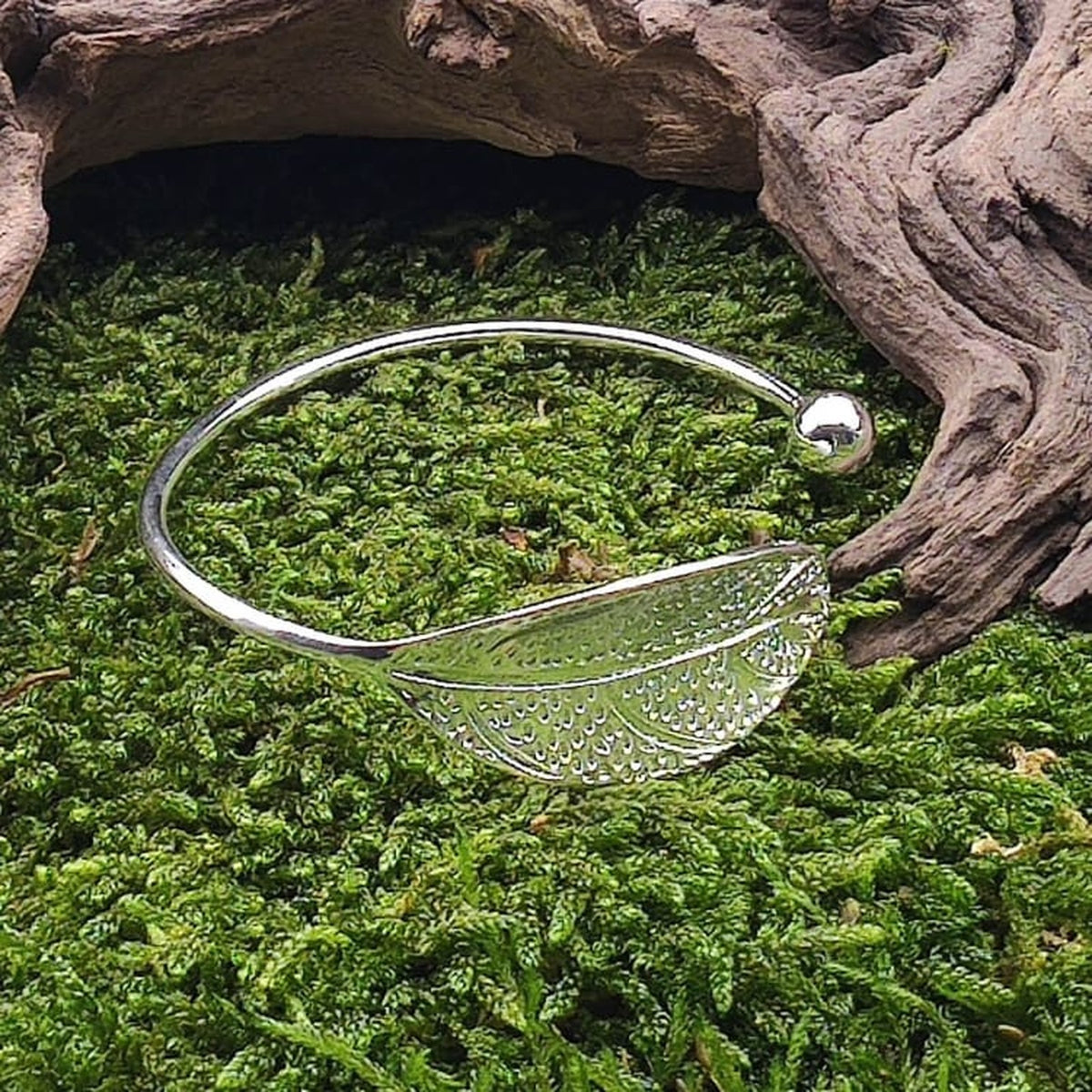 Bracelet Jonc Feuille Argenté - finition argentée et détail oxydé