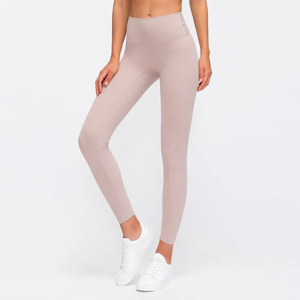 Legging Yoga Rose – Élégance et Douceur sur une femme sur fond gris Image
