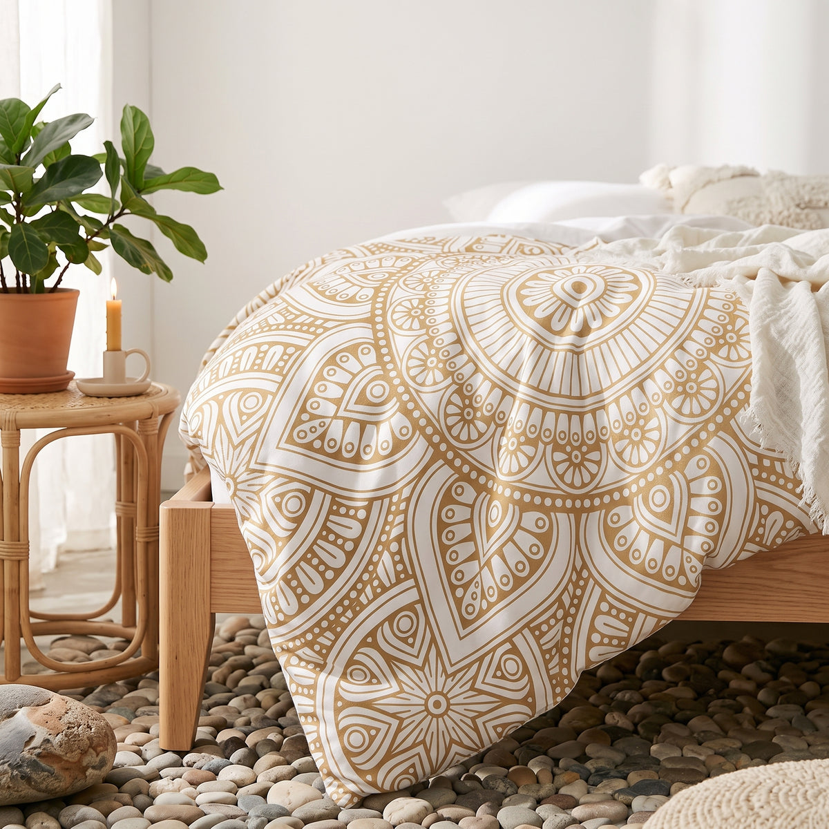 Housse de couette blanche a mandala dore sur un lit en bois clair, chambre zen