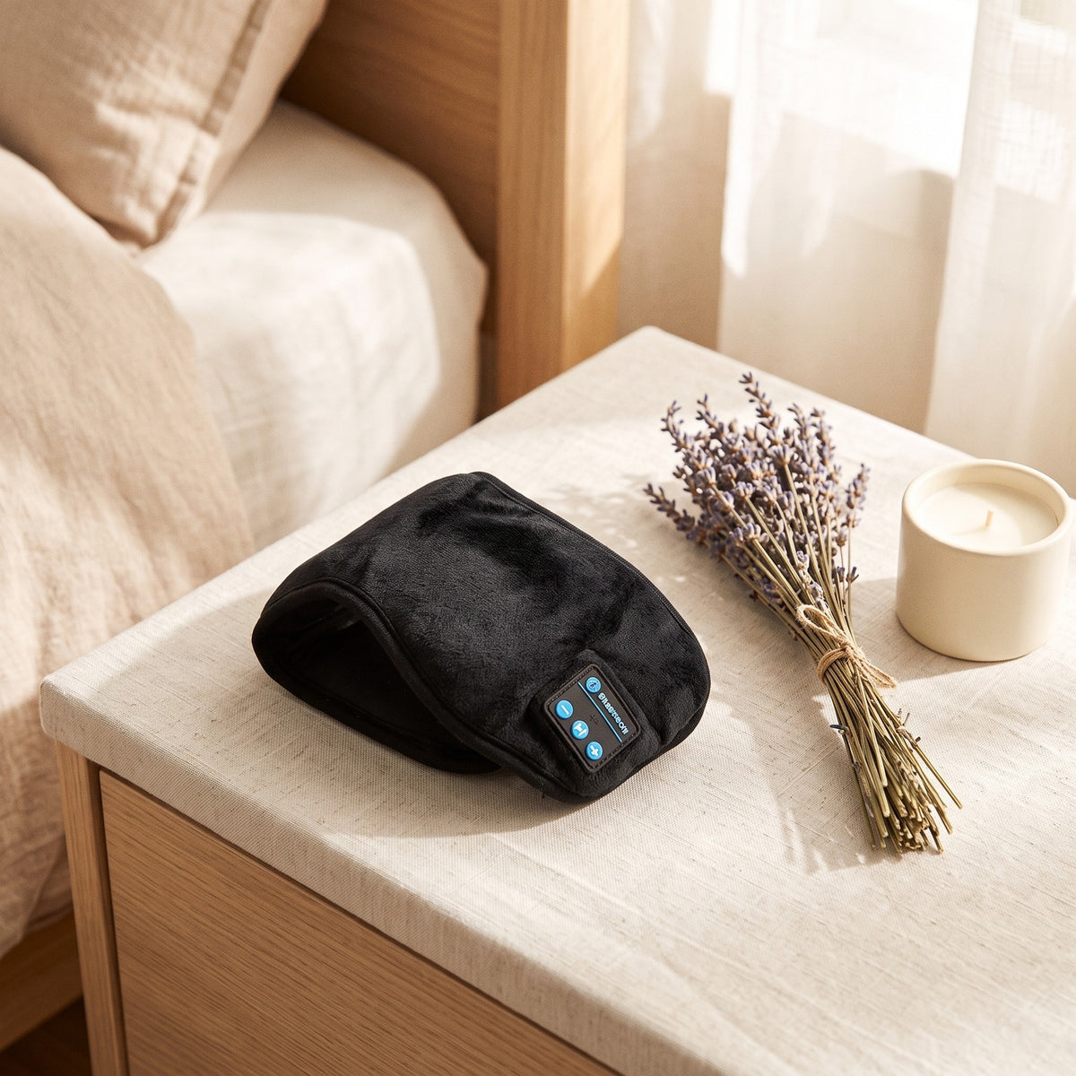 Masque de sommeil Bluetooth posé sur une table de chevet, ambiance zen
