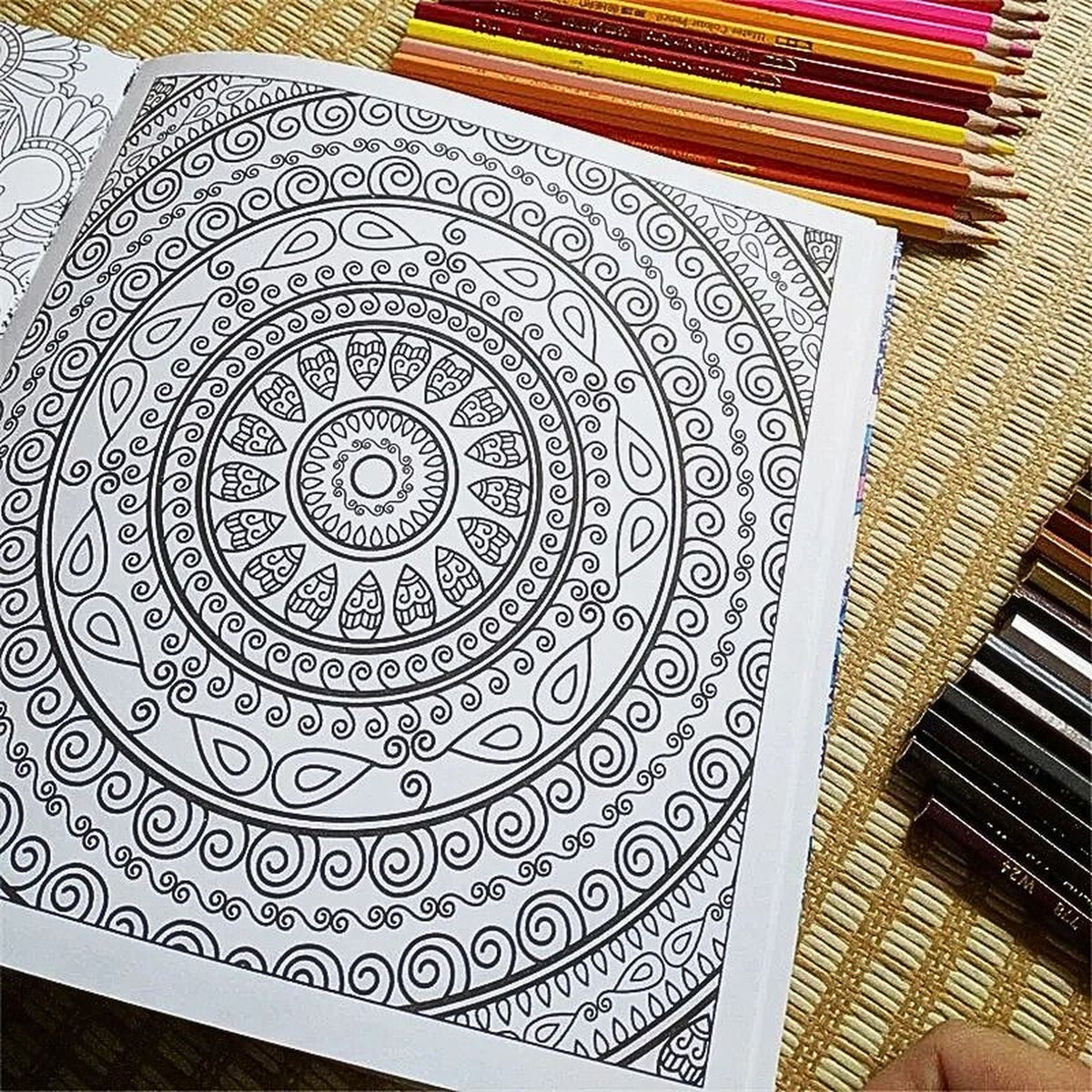 Mandala à colorier avec crayons de couleur