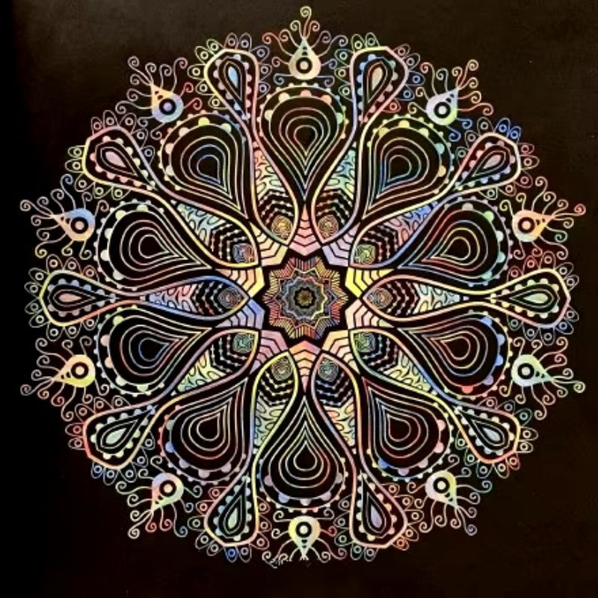 Mandala coloré aux motifs de paon