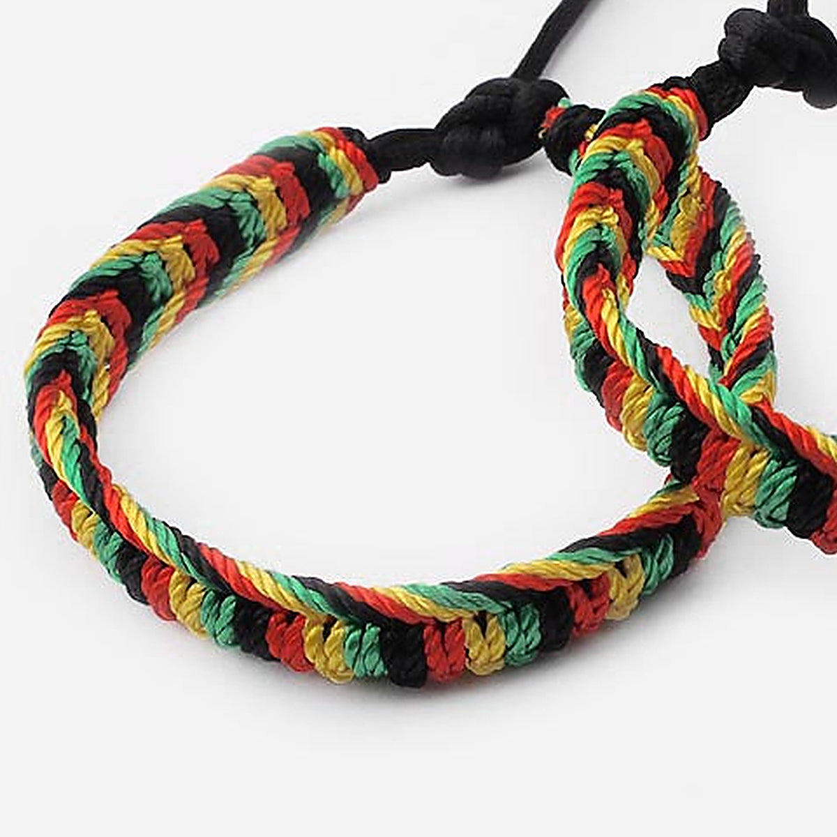 Gros plan sur le tressage du bracelet brésilien Rasta et son cordon noir ajustable