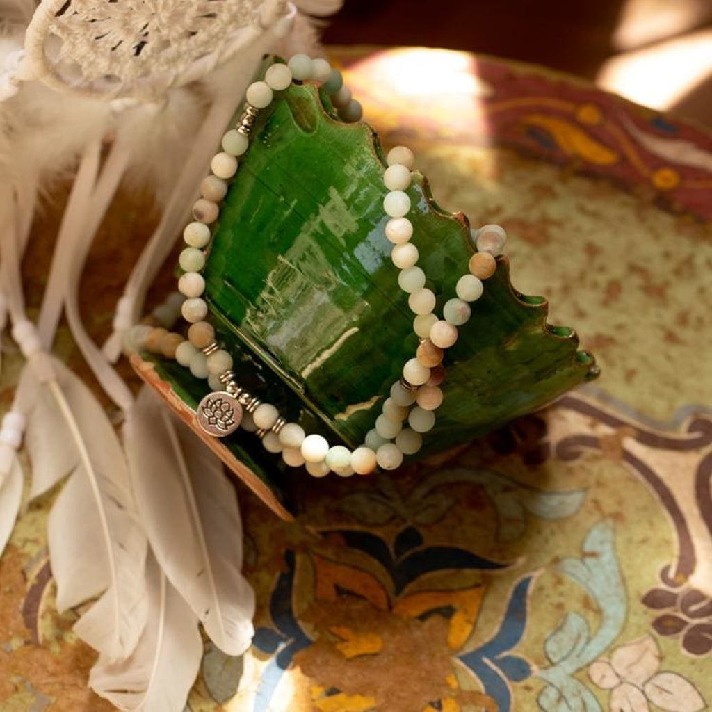 Mâla en Amazonite avec pendentif Lotus présenté en longue boucle
