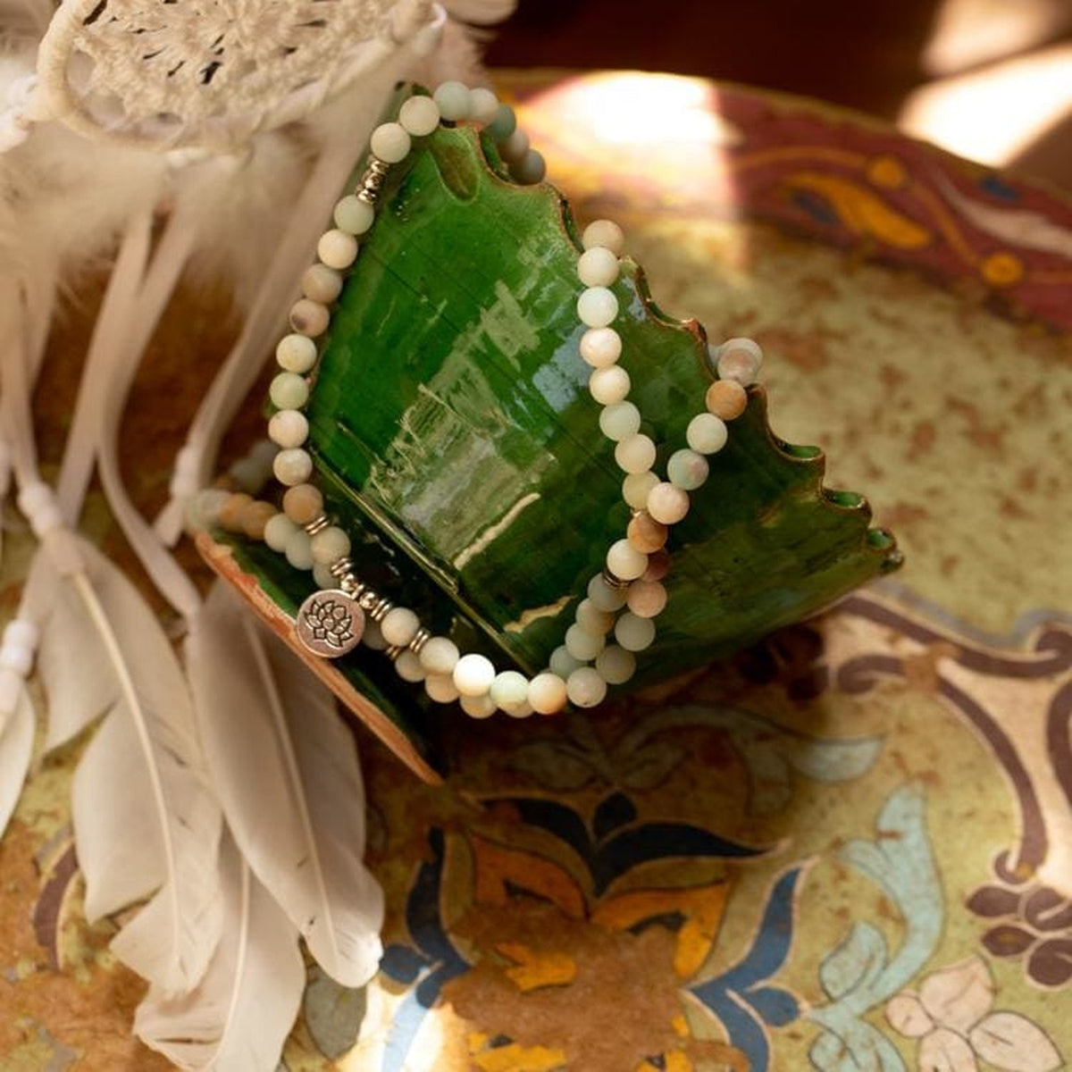 Mâla en Amazonite avec pendentif Lotus présenté en longue boucle