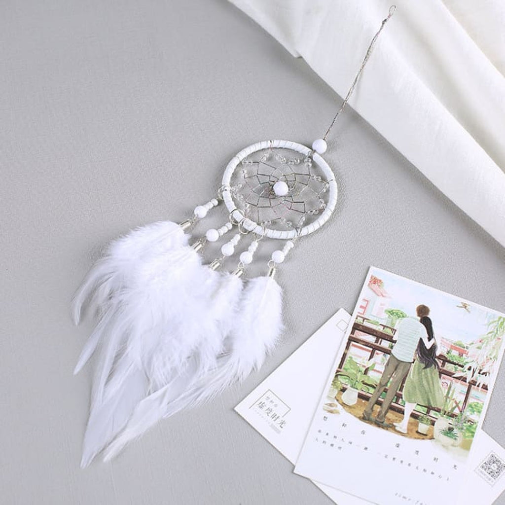 Mini attrape-rêves blanc avec anneau tissé, perles et cinq suspensions à plumes