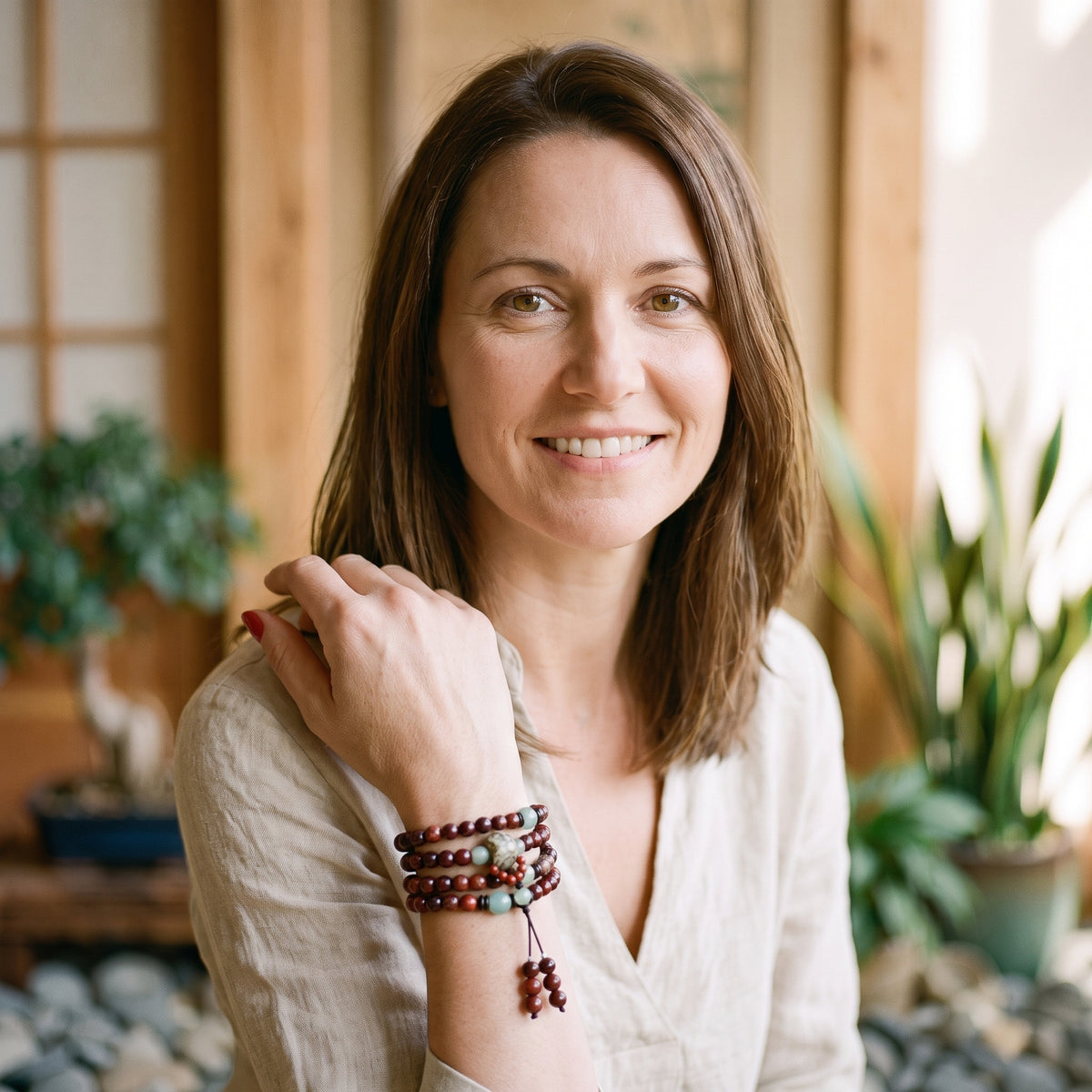 Modèle portant le bracelet Bouddha mala en jaspe bréchique et aventurine
