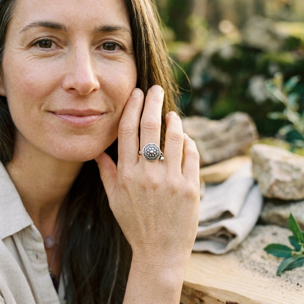 Femme souriante portant la bague lotus argent 925