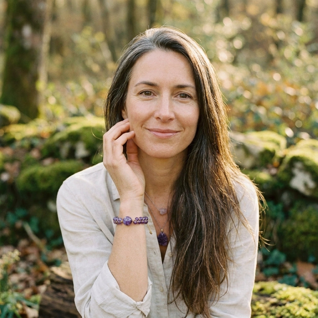 Femme souriante portant le bracelet améthyste