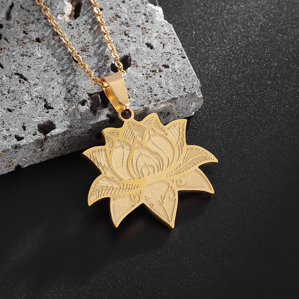 Pendentif fleur de lotus doré avec chaîne vu de face