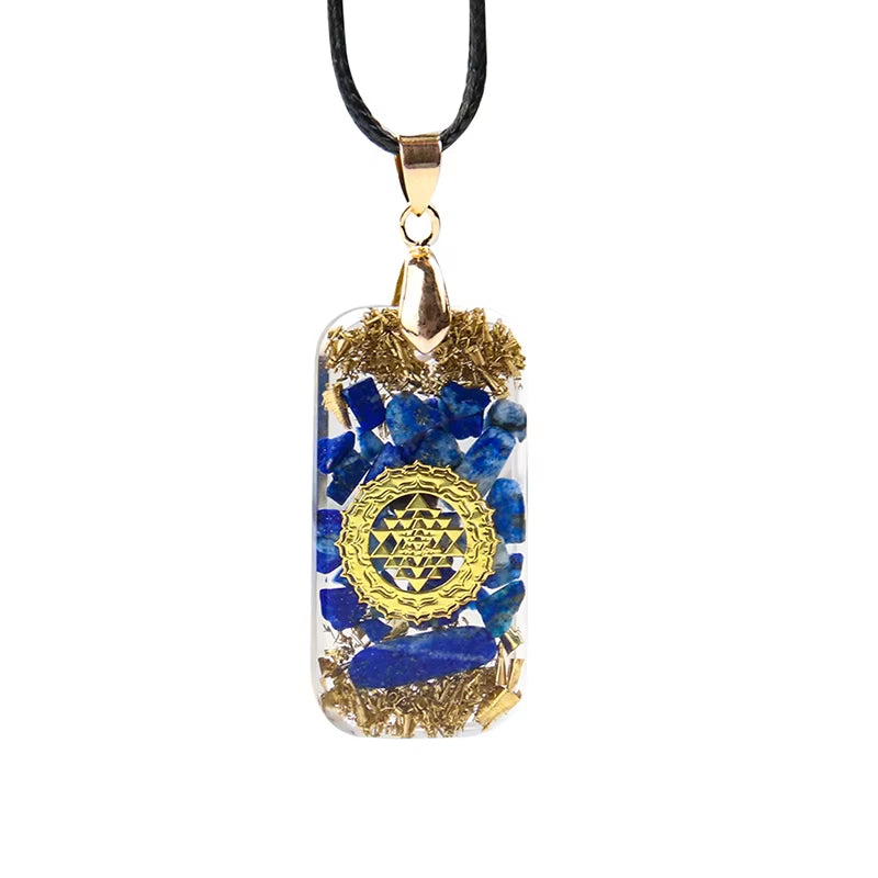 Pendentif Orgonite - Lapis Lazuli sur fond blanc