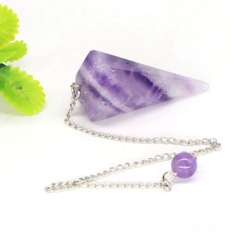 Pendule Pierre Naturelle - Améthyste sur fond blanc