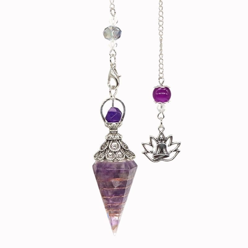Pendule Pierre Naturelle - Hexagonal en Améthyste sur fond blanc