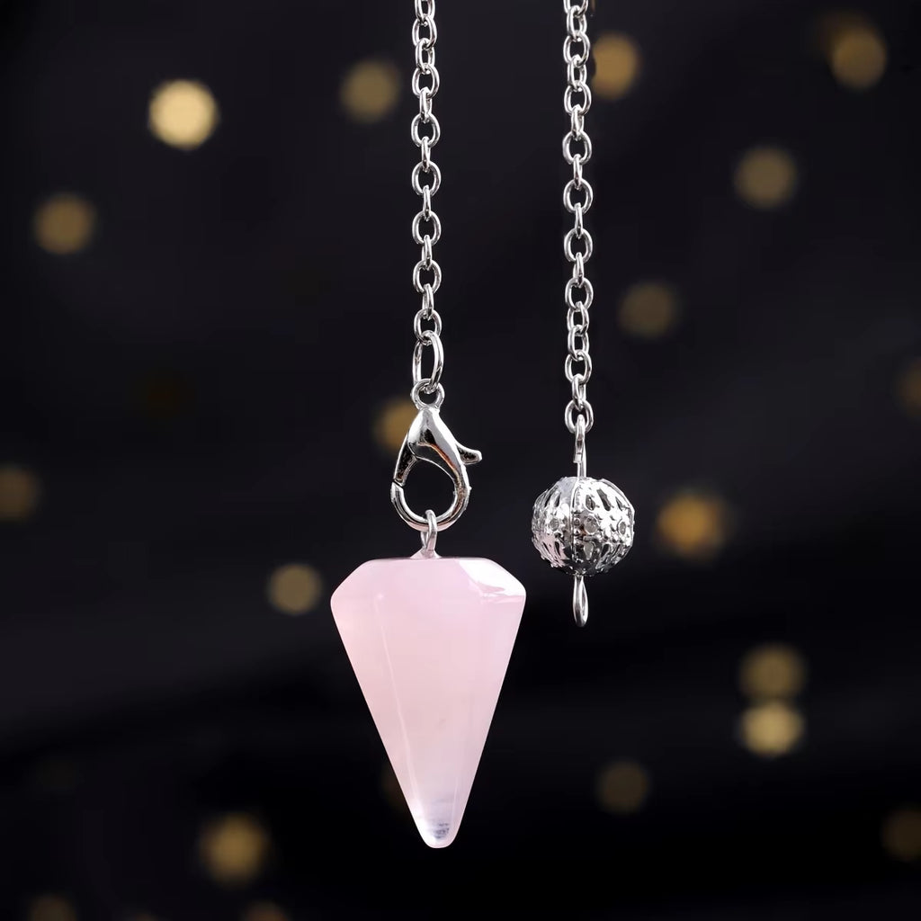 Pendule Triangulaire - Quartz Rose sur fond noir