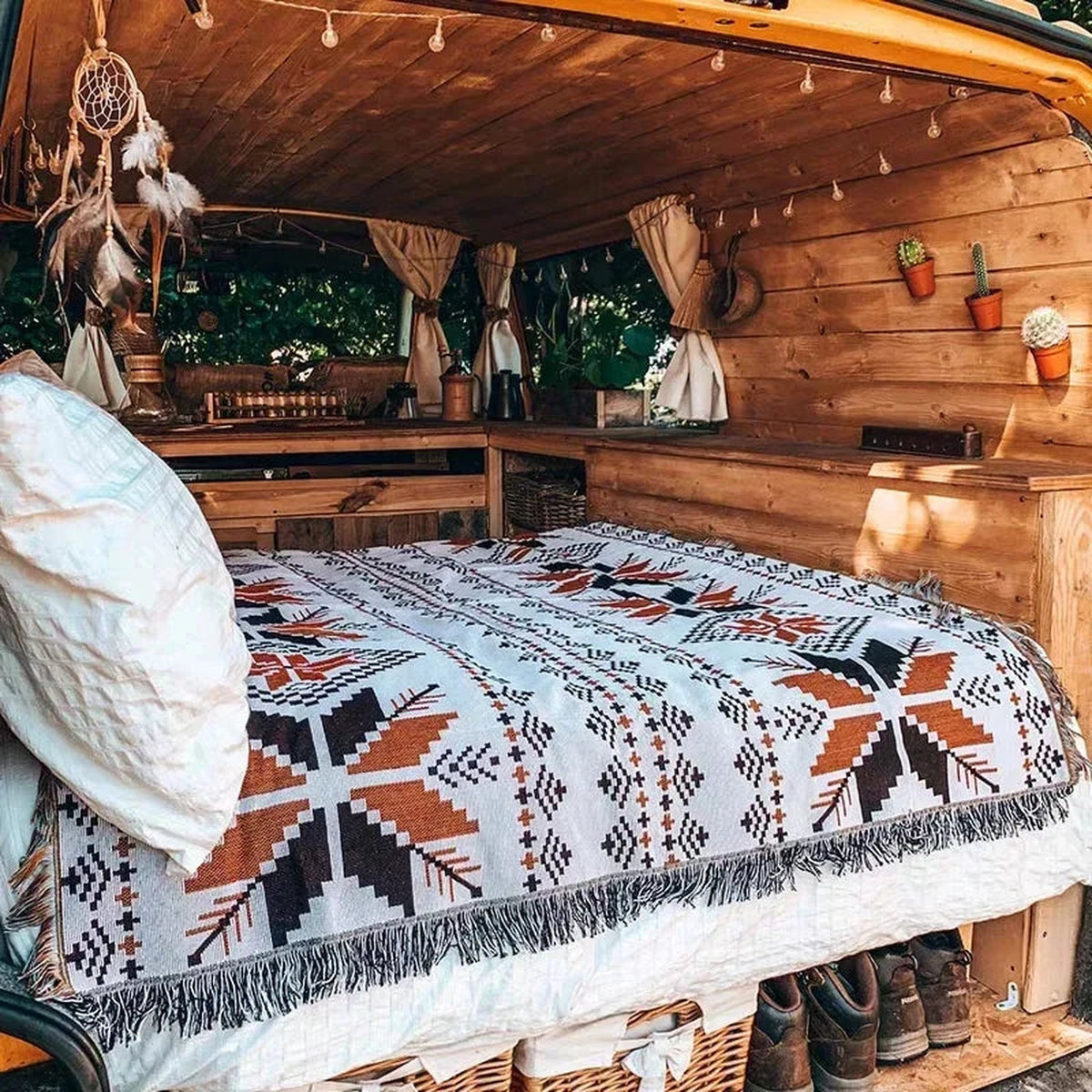 Plaid géométrique disposé en couvre-lit dans un van