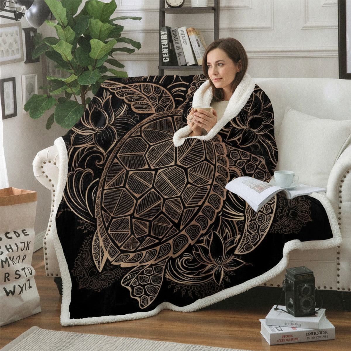 Femme enveloppée dans un plaid polaire imprimé tortue, moment cocooning